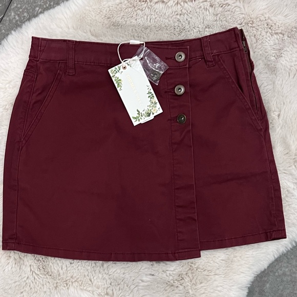 NWT $78 Chelsea & Violet
Asymmetrical Hem Pocketed Suede Denim Mini Skirt - Picture 3 of 9